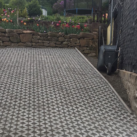 fertige Auffahrt mit Gitterplatten
