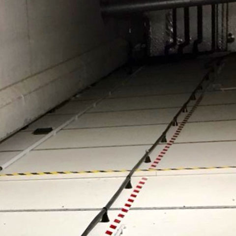 Strahlerkabel mit Abstandhalter auf Zwischendecke befestigt